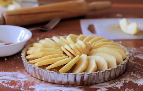 Apples arranged on top of the frangipane
