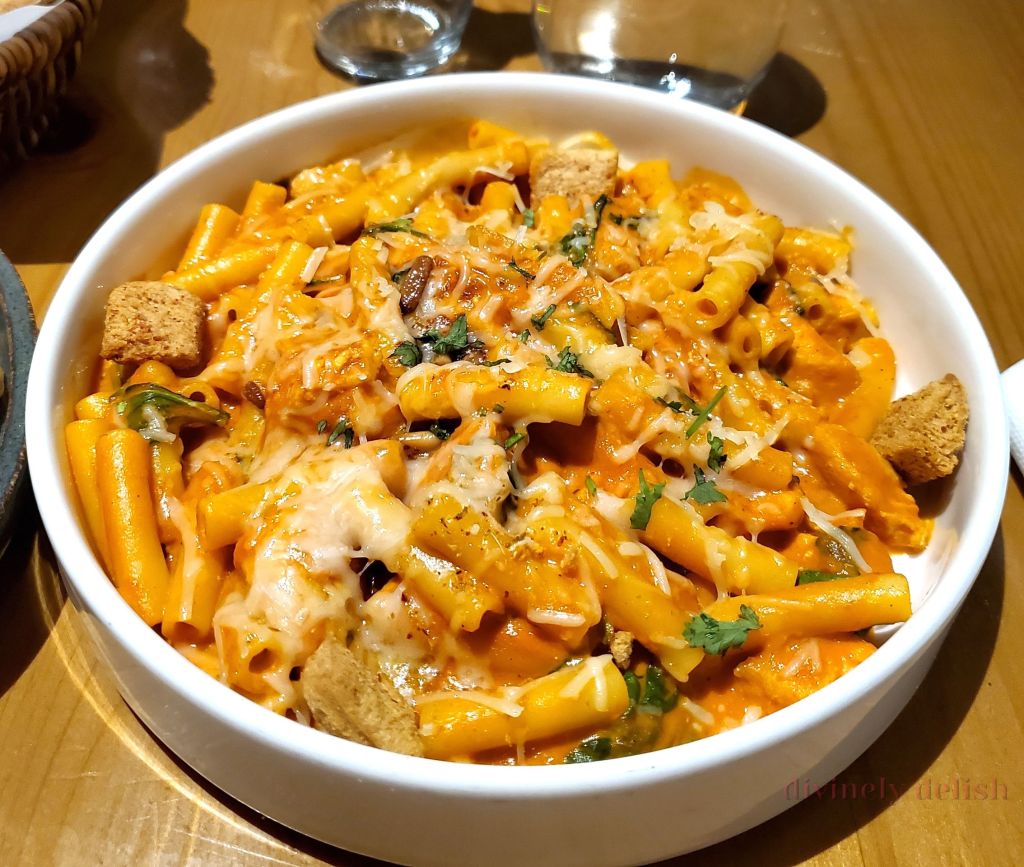 Chicken and Halloumi Makaroona Chicken and Halloumi Makaroona